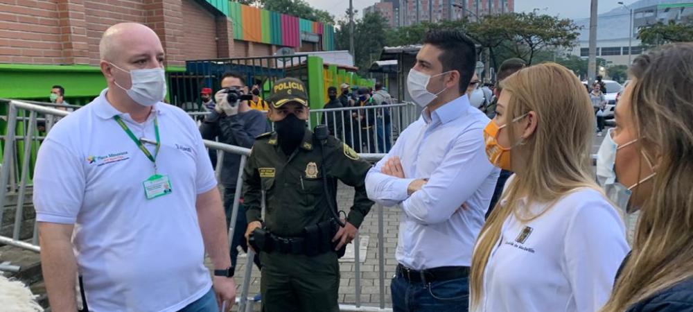 La Alcaldía de Medellín acompañó este martes a los comerciantes en la reapertura de la Plaza Minorista